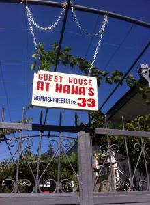 un panneau pour une maison d'hôtes à nangs sur une clôture dans l'établissement At Nana's, à Lagodekhi