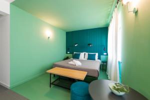 een hotelkamer met een bed en een tafel bij La Villetta in Sorrento