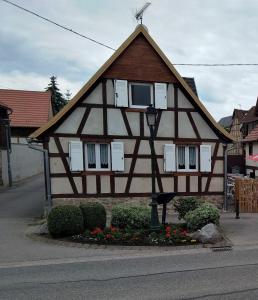 una casa con entramado de madera en Gite de la kirneck en Valff