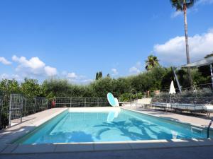 ein großes Schwimmbecken mit einem Surfbrett darauf in der Unterkunft AdeleBeppe "The SeaView" in Imperia