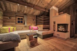 salon z kanapą i kominkiem w obiekcie LISA-Chalets w mieście Flachau