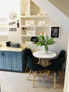 a room with a table and chairs and a desk at Apartament Górski 90m2 blisko centrum i wyciagu in Szklarska Poręba +20 photos