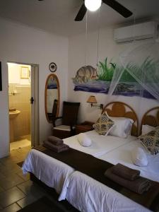 Bhangazi Lodge Bed & Breakfast tesisinde bir odada yatak veya yataklar