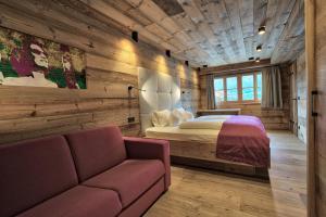 sypialnia z łóżkiem i kanapą w obiekcie LISA-Chalets w mieście Flachau +37 zdjęć
