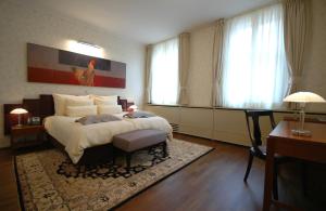 Llit o llits en una habitació de Hotel Mitra, Story Hotels