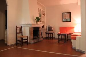 トロクスにあるApartamentos Los Manuelesのリビングルーム(暖炉、テレビ付)