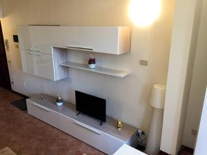 sala de estar con TV de pantalla plana en la pared en Appartamento Guercino, en Cento