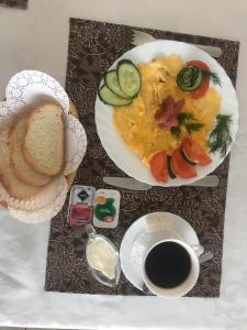 bandeja con un plato de comida y una taza de café en Hotel Sharm, en Khimki