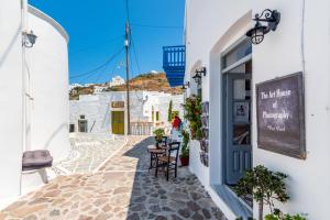 a street in mykonos town with a cafe w obiekcie Sunset Nest w mieście Plaka Milou