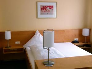 سرير أو أسرّة في غرفة في Hotel Markt3