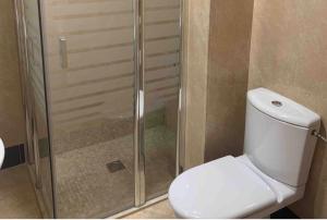 a bathroom with a toilet and a glass shower at Apartamento Felisa in Arcos de la Frontera