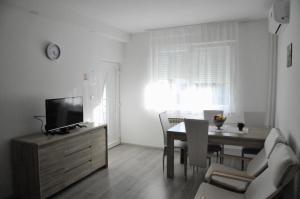 Televízia a/alebo spoločenská miestnosť v ubytovaní Rooms LU&LA