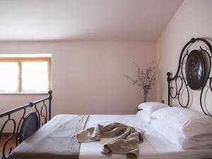 アレッツォにあるCozy Farmhouse with Poolのタオルが敷かれたベッドのある寝室 +32枚の写真