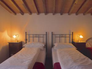 アレッツォにあるFarmhouse in Arezzo, Elbaのランプ2つが付いた部屋のベッド2台 +32枚の写真