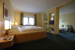 Una cama o camas en una habitación de Hotel Markt3