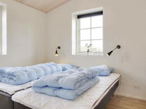 Vuode tai vuoteita majoituspaikassa Five-Bedroom Holiday home in Blåvand 22