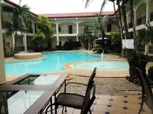 Bazén v ubytování Citystate Asturias Hotel Palawan nebo v jeho okolí