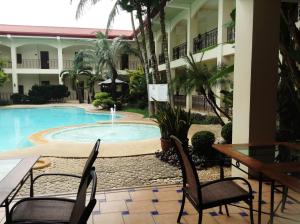 Bazén v ubytování Citystate Asturias Hotel Palawan nebo v jeho okolí