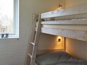 Krevet ili kreveti na kat u jedinici u objektu Three-Bedroom Holiday home in Struer 5