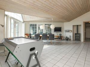 Gallery image of 10 person holiday home in Ringk bing in Klegod