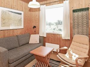 Saltumにある6 person holiday home in Saltumのリビングルーム(ソファ、椅子付)