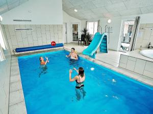 22 person holiday home in Bogense في بوجنسي: مجموعة من الناس يلعبون في حمام السباحة