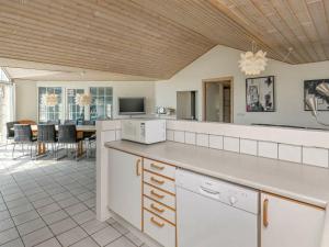 Una cocina o zona de cocina en 10 person holiday home in Ringk bing