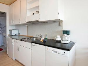 uma cozinha com um lavatório e uma bancada em Holiday Home Lyngvejen VI em Rømø Kirkeby