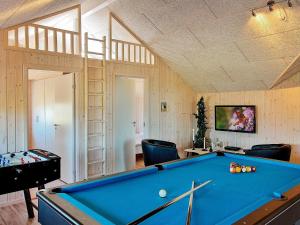 ein Billardzimmer mit Billardtisch und Stühlen in der Unterkunft Five-Bedroom Holiday home in Bogense in Bogense