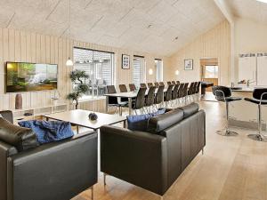 une salle de conférence avec des fauteuils en cuir et une table dans l'établissement 20 person holiday home in Hasselberg, à Kappeln