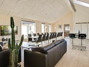 una sala conferenze con sedie e tavoli in pelle e un cactus di 20 person holiday home in Hasselberg a Kappeln