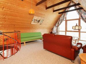 una sala de estar con un banco verde en una habitación en 5 person holiday home in Harbo re en Harboør