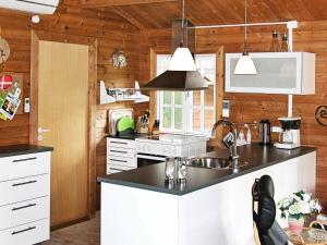 Fotografie z fotogalerie ubytování Three-Bedroom Holiday home in Ålbæk 48 v destinaci Ålbæk