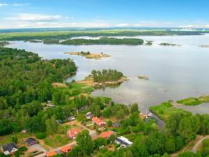 widok z powietrza na duży zbiornik wody w obiekcie 6 person holiday home in S LVESBORG w mieście Björkenäs