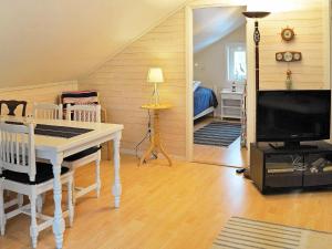 ein Wohnzimmer mit einem weißen Tisch und einem TV in der Unterkunft 5 person holiday home in Fj llbacka in Fjällbacka