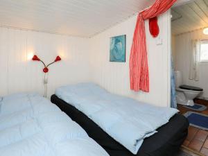 En eller flere senge i et værelse på Two-Bedroom Holiday home in Ringkøbing 30
