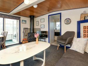 Et opholdsområde på Two-Bedroom Holiday home in Ringkøbing 30