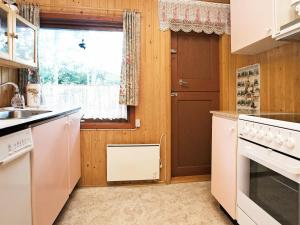 een keuken met witte apparatuur en een raam bij Two-Bedroom Holiday home in Ulfborg 4 in Sønder Nissum