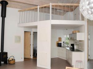 Falenにある6 person holiday home in Hemmetのロフトベッド1台とキッチンが備わる客室です。