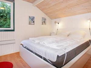 Un pat sau paturi într-o cameră la Holiday Home Bambivej
