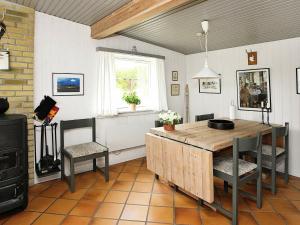 フルシグにある6 person holiday home in Skagenのキッチン(テーブル、椅子、コンロ付)