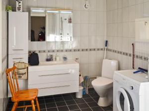 Ένα μπάνιο στο 10 person holiday home in Laukvik +32 φωτογραφίες