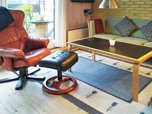 uma sala de estar com um sofá e uma mesa de centro em 4 person holiday home in Askeby em Askeby