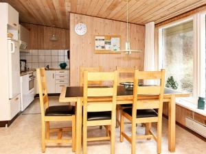 ロッケンにある6 person holiday home in L kkenのキッチン(木製テーブル、椅子付)