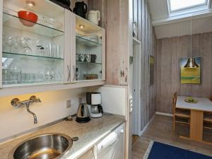 cocina con fregadero y encimera en 4 person holiday home in Askeby en Askeby