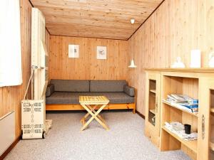 ロッケンにある6 person holiday home in L kkenのリビングルーム(ソファ、テーブル付)