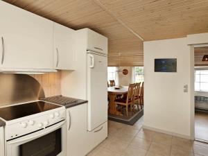 ホにあるTwo-Bedroom Holiday home in Blåvand 28のキッチン(白い家電製品付)、ダイニングルーム