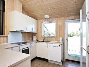 Torup Strandにある10 person holiday home in Fjerritslevの白いキャビネットとシンク付きのキッチン