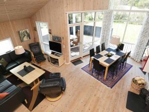 Fjand Gårdeにある8 person holiday home in Ulfborgのリビングルーム(テーブル、椅子付)のオーバーヘッドビュー