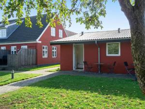 una casa roja con una mesa delante en Apartment Aakirkeby, en Åkirkeby